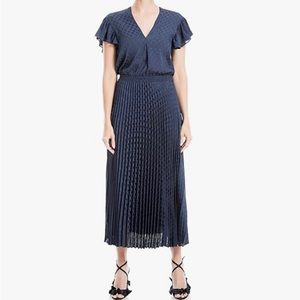 MAX STUDIO Easy To Wear Blue Pleated Dress in size 8.